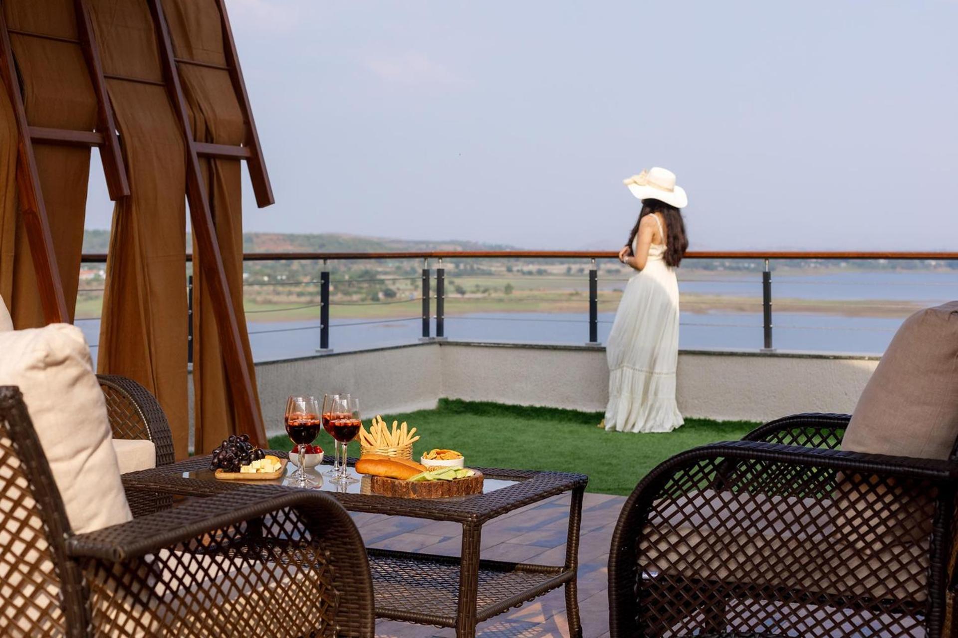 Pearl Lakeview Mansion: Luxurious Lakeside Villa with Infinity Pool and Entertainment Igatpuri Exterior photo