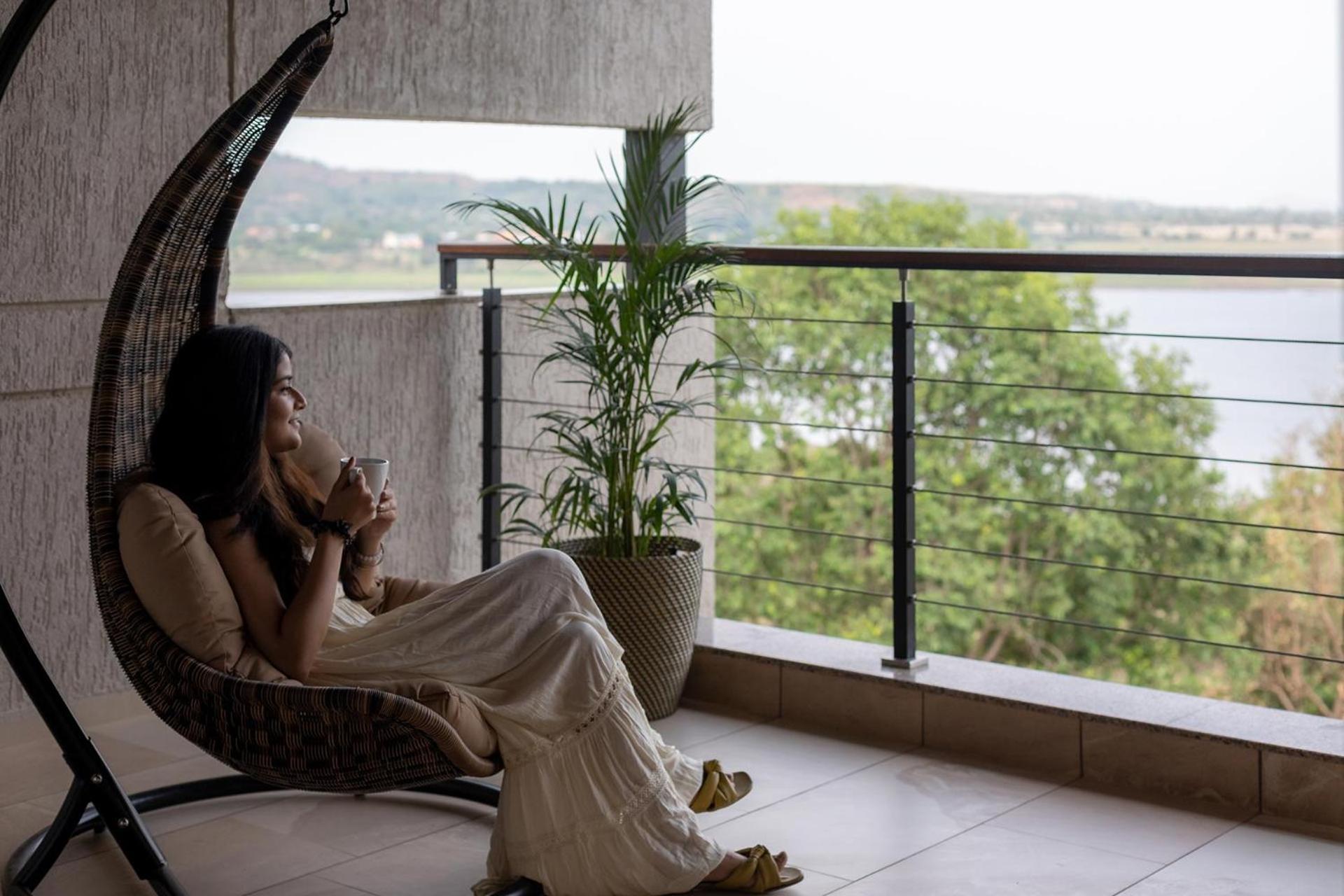 Pearl Lakeview Mansion: Luxurious Lakeside Villa with Infinity Pool and Entertainment Igatpuri Exterior photo